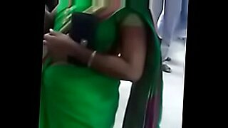Photos indian aunties showing sexy pussy ass lifting saree